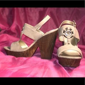 Chunky guess heel